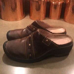 SUPER COMFY KEEN CLOGS